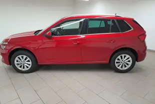 Profil côté gauche du Skoda Kamiq 2024 en Rouge Velvet métallisé, avec jantes alliage et toit ouvrant panoramique.