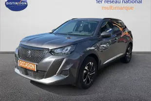 Peugeot 2008 gris platinium en 3/4 avant droit, avec calandre distinctive et jantes bi-ton.