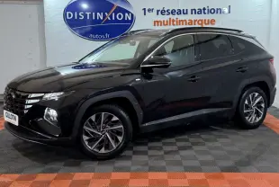 Hyundai Tucson noir en 3/4 avant droit, avec jantes alliage et calandre distinctive sous un panneau Distinxion.
