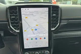 Vue rapprochée de l’écran tactile central du Ford Ranger 2025 noir agate, affichant la navigation GPS et les commandes climatisation.
