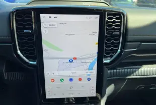 Écran tactile central du Ford Ranger 2025 gris carbone, affichant la navigation avec commandes climatisation intégrées.
