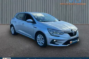 Renault Mégane IV Berline gris clair vue 3/4 avant droit avec phares LED et jantes 16 pouces sur fond neutre.