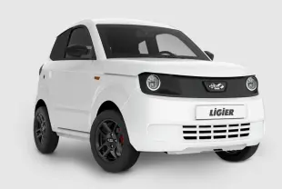 Vue 3/4 avant d'une Ligier Myli blanche 2026 avec jantes alu noires et calandre noire distinctive.
