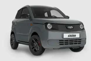 LIGIER Myli 0.5 REVO D+ gris clair vue 3/4 avant avec jantes alu noires et vitres arrière surteintées.