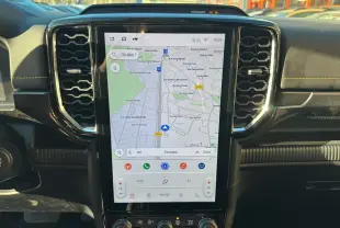 Vue rapprochée de la console centrale du Ford Ranger 2025 Wildtrak Plus avec écran tactile affichant la navigation.