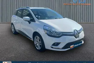 Renault Clio IV Estate Business blanche vue 3/4 avant droit, avec vitres surteintées et feux diurnes LED visibles.