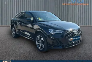 Audi Q3 Sportback noir en 3/4 avant droit, avec calandre hexagonale et jantes alliage distinctives S line.