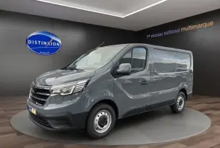 Vue 3/4 avant droit du Renault Trafic Fourgon gris urbain, avec jantes acier et caméra de recul visible sur le hayon arrière.