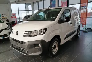 Peugeot Partner FGN blanc Icy vu en 3/4 avant droit dans un showroom avec pare-chocs noir et jantes acier.