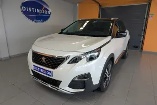 Peugeot 3008 HDi 130 Allure blanc toit noir vue 3/4 avant droit en intérieur avec logo Distinxion.