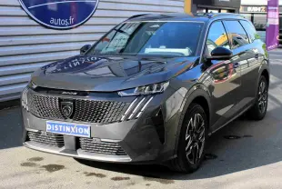 Peugeot 5008 gris titane métal en vue 3/4 avant, avec calandre distinctive et jantes alliage noires.