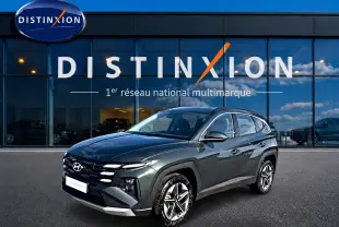 Hyundai Tucson 1.6 t-gdi 239 hybride vert, vue 3/4 avant droit avec jantes alu 18 pouces et calandre distinctive.