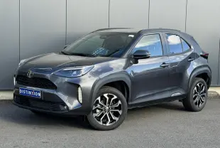 Toyota Yaris Cross gris Atlas vue 3/4 avant droit, avec jantes alliage et feux LED distinctifs.