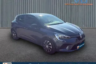Renault Clio V TCe 90 gris vue 3/4 avant droit sur fond urbain avec jantes noires et grises.