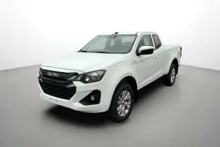 Isuzu D-MAX Splash White en 3/4 avant droit, avec calandre noire et jantes alu 18 pouces visibles.