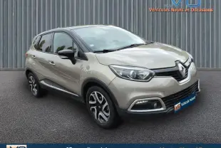 Renault Captur gris en 3/4 avant droit, avec jantes alliage 17 pouces et vitres surteintées visibles.