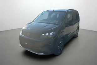 Peugeot Rifter Noir Perla Nera 2025 en 3/4 avant droit avec jantes alu et barres de toit visibles.