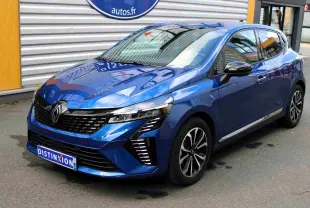 Renault Clio hybride bleu Iron Metal vue 3/4 avant droit, avec calandre noire et feux LED distinctifs.