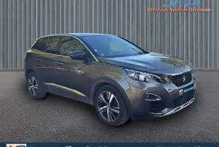 Peugeot 3008 gris foncé en vue 3/4 avant droit, avec jantes alliage 18 pouces et calandre noire distinctive.