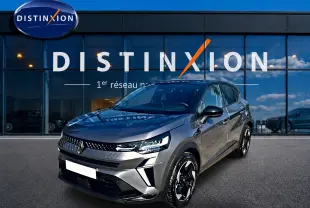 Renault Captur 2026 gris cassiopée en 3/4 avant droit, avec jantes alu noires et calandre moderne lumineuse.