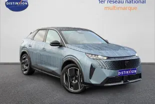 Peugeot 3008 électrique bleu 3/4 avant droit avec calandre noire et jantes alu distinctives.