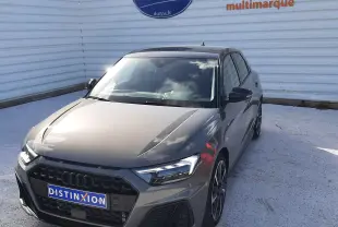 Audi A1 Sportback 2025 gris Chronos avec toit noir, vue 3/4 avant droit, jantes alu 18 pouces hélice et vitres surteintées.