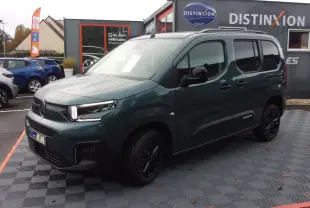 Vue 3/4 avant droit d'un Citroën Berlingo FGN 2025 bleu Kiama avec jantes noires et vitres teintées.