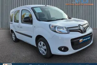 Vue 3/4 avant d'un Renault Kangoo blanc de 2016 avec porte latérale et rétroviseurs noirs sur fond neutre.
