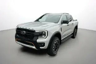 Ford Ranger 2025 gris iconic en 3/4 avant droit avec calandre noire et éclairage auxiliaire orange.