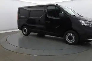Renault Trafic Fourgon noir crépuscule vu de profil côté droit, mettant en valeur ses lignes épurées et ses phares LED.