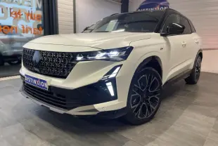 Renault Austral blanc nacré satin avec toit noir, vue 3/4 avant droit, calandre noire et jantes diamantées.