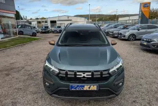 Vue avant d'un Dacia Jogger vert métallisé avec calandre noire et rétroviseurs couleur bronze.