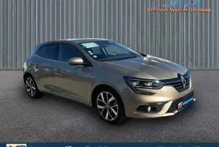 Renault Mégane IV beige vue 3/4 avant droit, avec phares LED et jantes alliage distinctives.