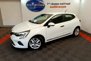 Renault Clio Business blanche vue de côté droit en intérieur, avec jantes alliage et feux LED distinctifs.