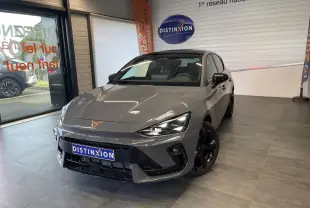 Vue 3/4 avant de la CUPRA Leon 2.0 TDI gris Graphène avec jantes cuivrées et logo CUPRA sur le capot.