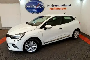 Renault Clio Business blanc vue de profil côté gauche dans un showroom avec sol à damier noir et rouge.