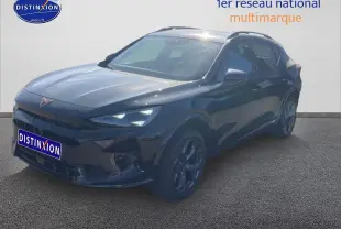 Vue 3/4 avant d'un CUPRA Formentor noir midnight avec jantes alu 18 pouces et barres de toit visibles.