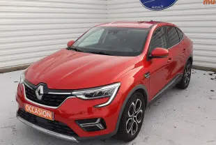 Renault Arkana rouge Flame en 3/4 avant droit, avec calandre noire et jantes alliage distinctives.