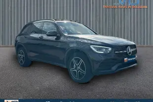 Mercedes GLC 300 de 2020 gris anthracite en 3/4 avant droit, jantes alliage 19 pouces et toit ouvrant panoramique visible