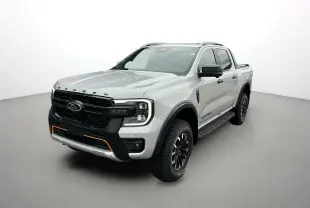 Ford Ranger 2025 gris iconic en 3/4 avant droit avec calandre noire et éclairage auxiliaire intégré