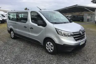 Renault Trafic Combi gris Highland en vue 3/4 avant droit, avec calandre noire et vitres latérales teintées.