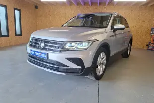 Volkswagen Tiguan gris métallisé vu de 3/4 avant droit avec jantes alliage 18 pouces et éclairage LED allumé.