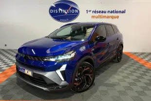 Renault Symbioz E-Tech hybride bleu Iron en 3/4 avant droit, avec jantes noires et éclairage LED distinctif.