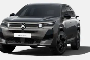 Vue 3/4 avant du Citroën C5 Aircross gris platinium avec calandre moderne et jantes alliage noires.