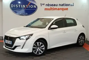 Peugeot 208 blanc vue 3/4 avant droit dans un showroom avec phares LED allumés et jantes stylisées.