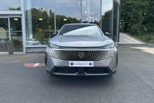 Vue frontale du Peugeot 3008 gris Artense 2024 avec calandre noire distinctive et logo lion central.