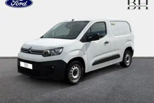 Vue 3/4 avant d'un Citroën Berlingo Fourgon blanc Banquise avec portes latérales et pare-chocs noirs.