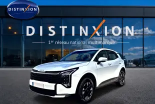 KIA Sportage 1.6 hybride blanc en 3/4 avant droit, avec calandre noire et jantes alu noires devant un showroom Distinxion.