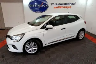 Vue 3/4 avant droite d'une Renault Clio Business blanche 2021 en intérieur avec feux LED allumés.