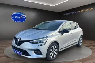 Renault Clio V TCE 90 Evolution gris Highland vue 3/4 avant droit, vitres arrière surteintées et feux Full LED en C.